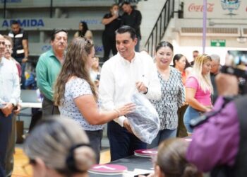 Supervisn avance en la entrega de uniformes escolares