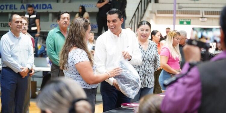 Supervisn avance en la entrega de uniformes escolares
