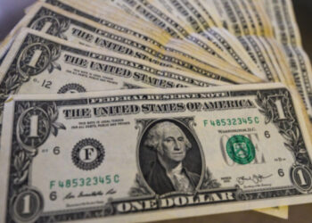 Los mercados operan con cautela, el dólar cae y el oro sube