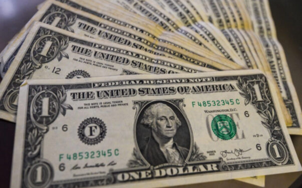 Los mercados operan con cautela, el dólar cae y el oro sube