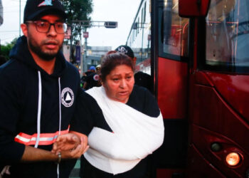 Choque de Metrobús con auto deja saldo de ocho heridos
