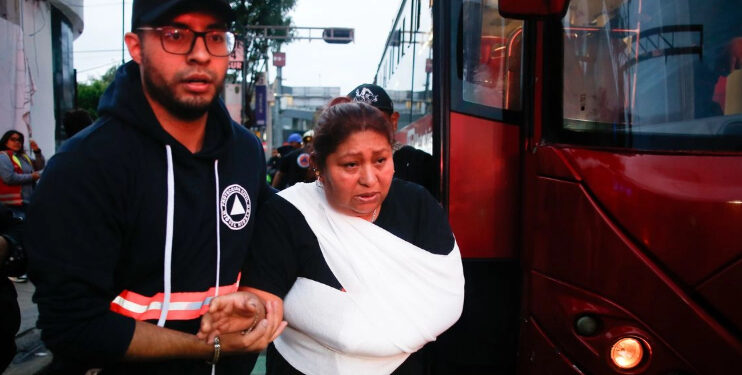Choque de Metrobús con auto deja saldo de ocho heridos