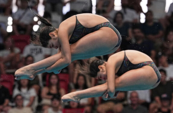 Sheinbaum felicita a las gemelas clavadistas ganadoras del bronce en Singapur