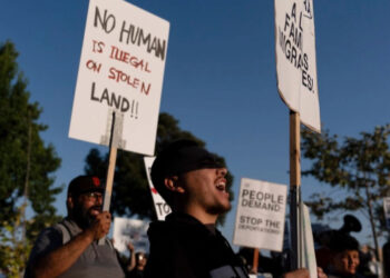 Crece movimiento en EU que defiende a los migrantes de redadas del ICE