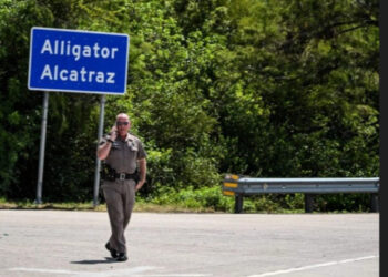 Inician vuelos de deportación de migrantes desde ‘Alcatraz de los Caimanes’