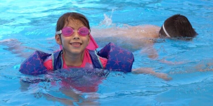 Llaman a proteger a la niñez en espacios acuáticos durante las vacaciones