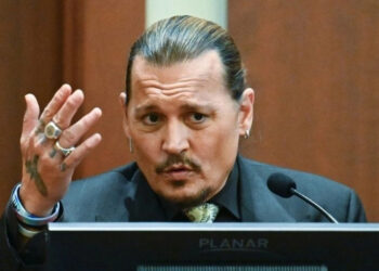 Johnny Depp señala a “tres personas” que lo “traicionaron”