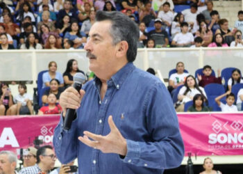 Javier Lamarque respalda histórica entrega de becas a estudiantes de Cajeme