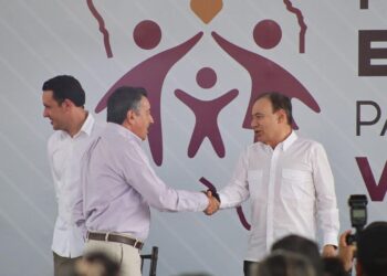 Javier Lamarque acompaña al Gobernador Alfonso Durazo en la entrega de tarjetas del programa fomento económico para familias vulnerables