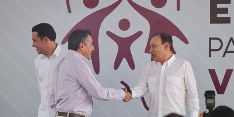 Javier Lamarque acompaña al Gobernador Alfonso Durazo en la entrega de tarjetas del programa fomento económico para familias vulnerables