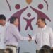 Javier Lamarque acompaña al Gobernador Alfonso Durazo en la entrega de tarjetas del programa fomento económico para familias vulnerables
