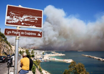 Aeropuerto de Marsella cierra por fuertes vientos que avivan incendio en sur de Francia