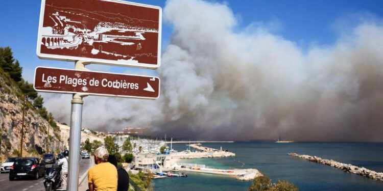 Aeropuerto de Marsella cierra por fuertes vientos que avivan incendio en sur de Francia