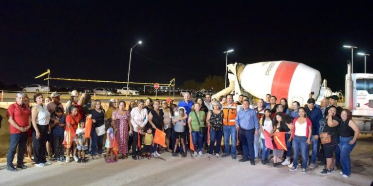 Cumple Antonio Astiazarán con obra de puente peatonal y vehicular en Puerta del Rey