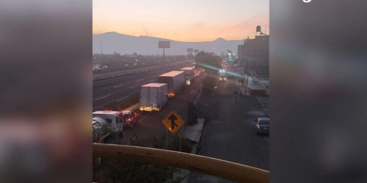 Transportistas bloquean la México-Puebla por constantes asaltos
