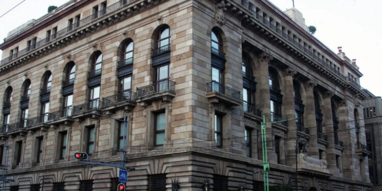 BdeM apunta a menores recortes a tasa clave
