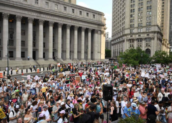 Decenas de miles repudian en todo EU atropellos a derechos humanos