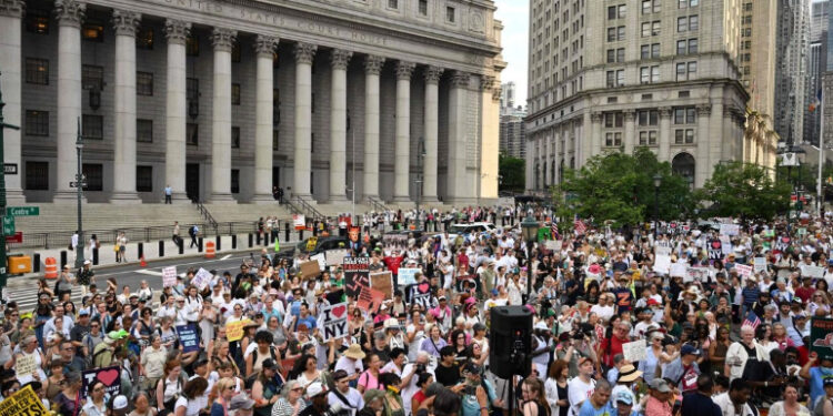 Decenas de miles repudian en todo EU atropellos a derechos humanos