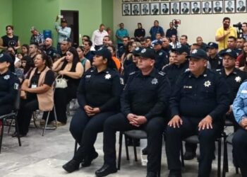 Javier Lamarque hace entrega de grados a policías municipales