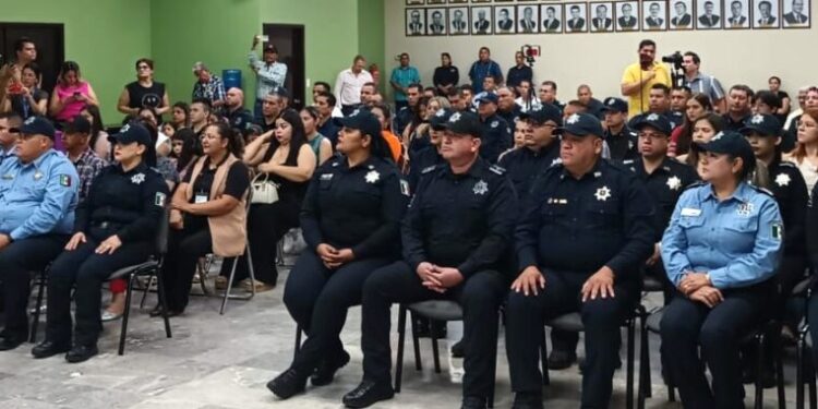 Javier Lamarque hace entrega de grados a policías municipales