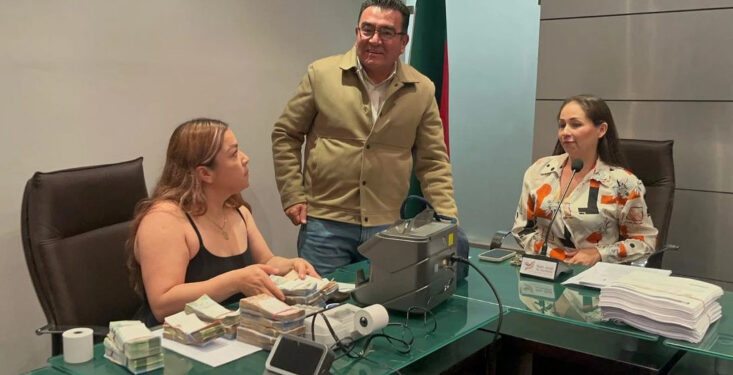 Regresan dinero que ex funcionaria recibió para tramitar visas en San José Iturbide, Guanajuato