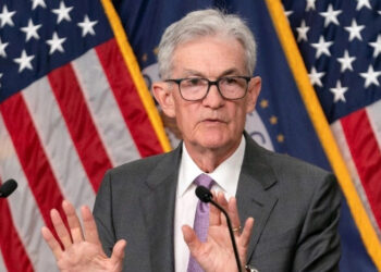 Powell reitera que Fed esperará más datos antes de bajar tasas de interés