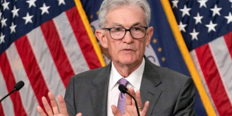 Powell reitera que Fed esperará más datos antes de bajar tasas de interés