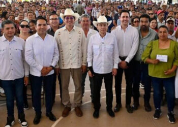 Gobernador Durazo cumple a más de 2 mil 600 familias del sur con entrega de tarjetas para fortalecer su economía