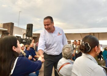 Cumple Toño Astiazarán con entrega de paneles solares del programa Sello H en viviendas de interés social