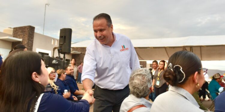 Cumple Toño Astiazarán con entrega de paneles solares del programa Sello H en viviendas de interés social