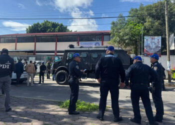 Sujeto armado amaga a personal de un gimnasio en GAM; desalojan escuela de manera preventiva