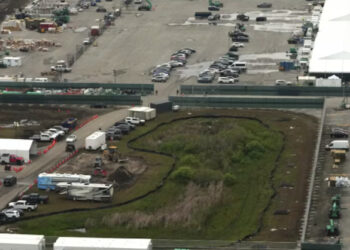 Acusan que hay 750 migrantes en jaulas en prisión de caimanes