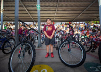 Cumple Gobernador Alfonso Durazo compromiso con la niñez sonorense al entregar bicicletas y kits de seguridad