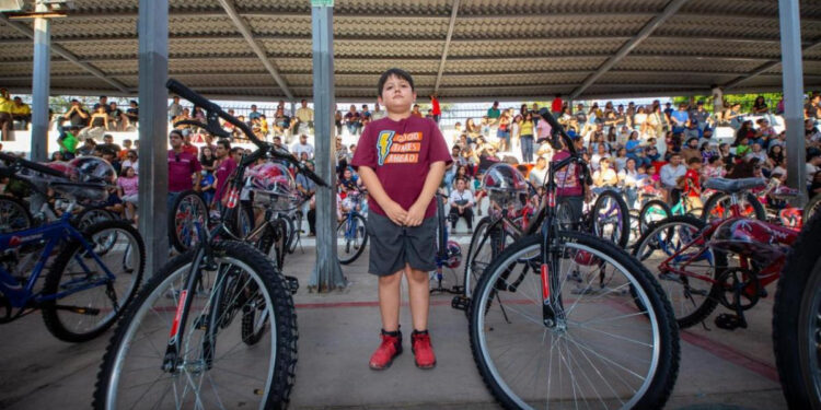 Cumple Gobernador Alfonso Durazo compromiso con la niñez sonorense al entregar bicicletas y kits de seguridad