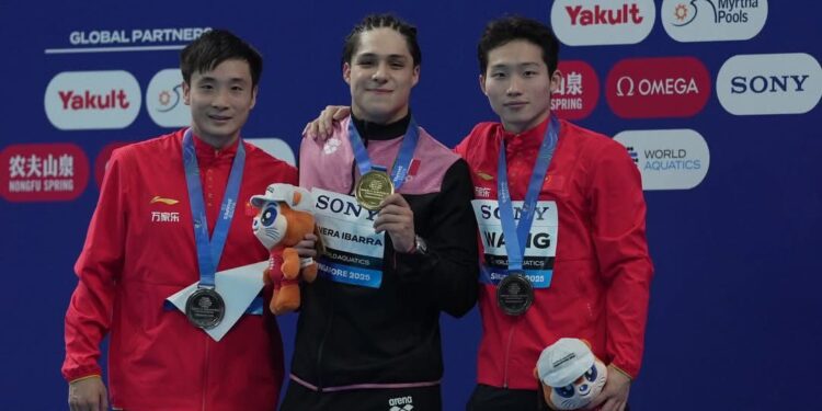 Osmar Olvera gana medalla de oro en Mundial de Clavados en Singapur