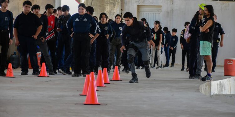 Curso de activación física y calistenia impartido por el destacado atleta Caborquense, Julio Félix.