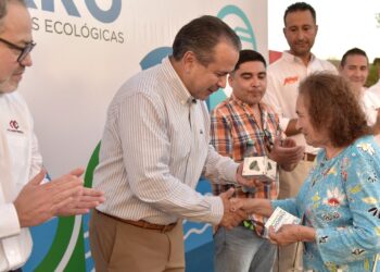 Toño Astiazarán y Coca-Cola regalan 10 mil regaderas ecológicas