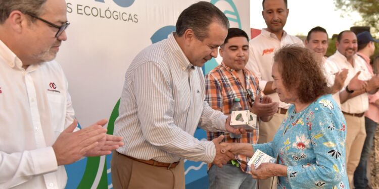 Toño Astiazarán y Coca-Cola regalan 10 mil regaderas ecológicas