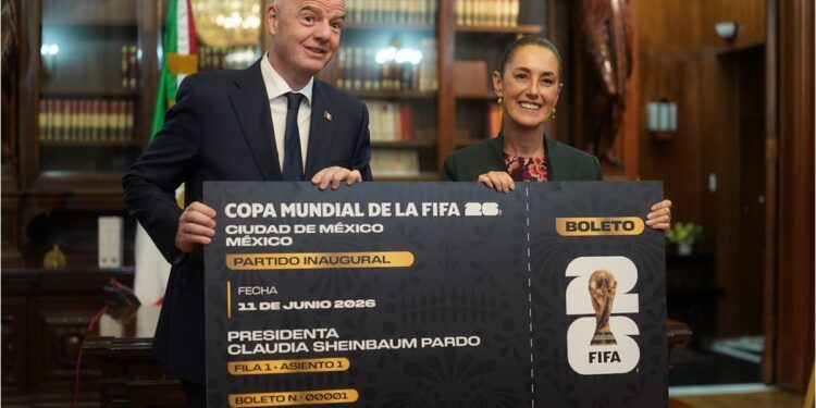 Mundial 2026: Sheinbaum revela qué hará con el boleto gigante que le regaló Infantino