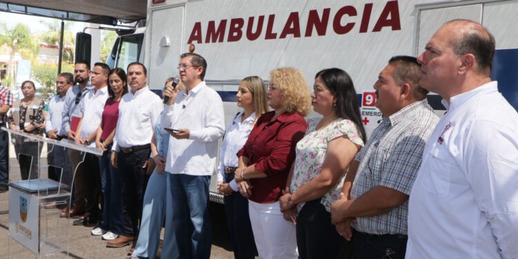 Recibe salud municipal ambulancia súper equipada para terapia intensiva y urgencias cardiacas