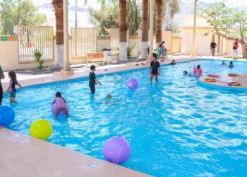 Reinaugura la doctora Karla Córdova González las instalaciones de la alberca municipal y chapoteadero