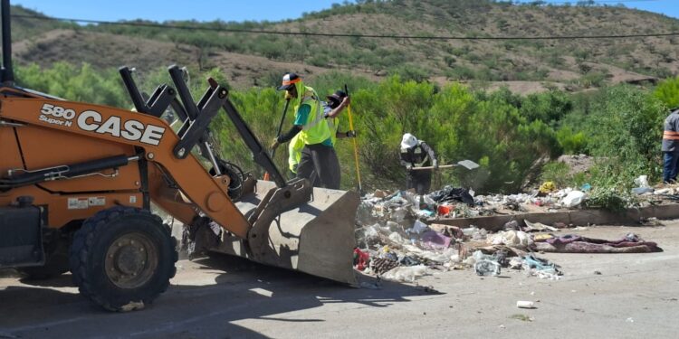 Combaten basurero clandestino en Misión de Anza