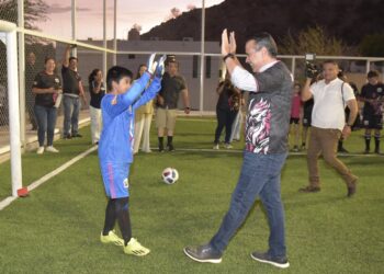 Beneficia Toño Astiazarán a familias de colonia Los Ángeles con cancha deportiva