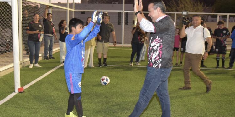 Beneficia Toño Astiazarán a familias de colonia Los Ángeles con cancha deportiva