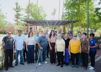 Convive Patty Ruibal con usuarias y usuarios del programa Abuelitos de la H