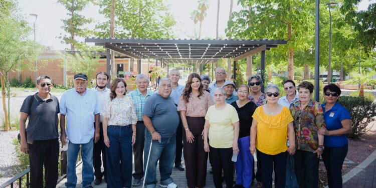 Convive Patty Ruibal con usuarias y usuarios del programa Abuelitos de la H