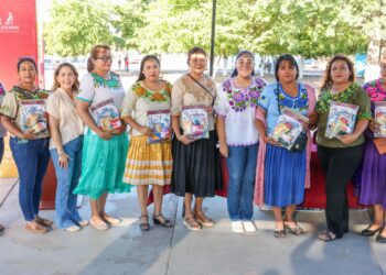 Entrega Ayuntamiento de Guaymas material para curso de bordado