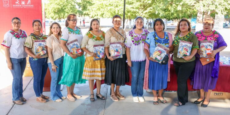 Entrega Ayuntamiento de Guaymas material para curso de bordado
