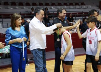 Entrega Lamarque medallas a equipos de la COPA NACIONAL de BÁSQUETBOL INFANTIL Y JUVENIL EN CAJEME