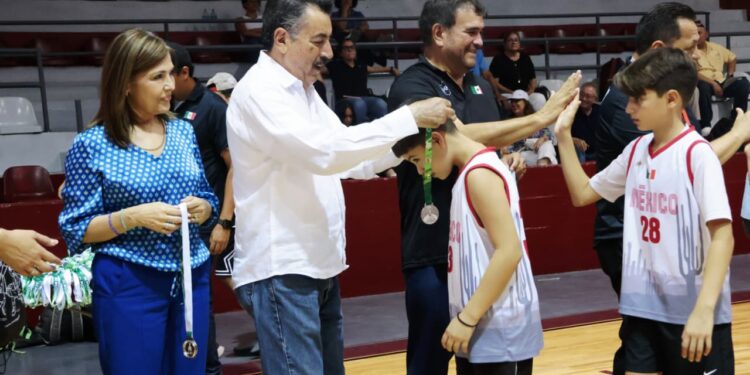 Entrega Lamarque medallas a equipos de la COPA NACIONAL de BÁSQUETBOL INFANTIL Y JUVENIL EN CAJEME